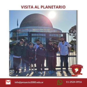 alumnos posando frente al planetario